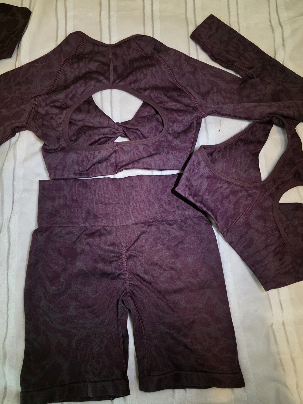 Gymshark Women's Plum Seamless Twist Long Sleeve Crop, Sports Bra & Short Set - Picture 2 of 3